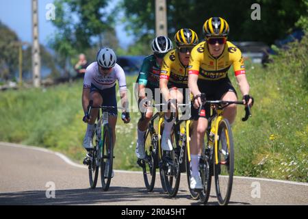 Solorzano, Spanien, 06. Mai 2023: Team Jumbo-Visma Radfahrer Amber Kraak (R) zieht eine Gruppe, gefolgt von Anna Henderson (Team Jumbo-Visma, 2R), Marianne Vos (Team Jumbo-Visma, 2L) und von Alice Towers (Canyon / / SRAM Racing, L) Während der 6. Phase der LaVuelta der Frauen von Carrefour 2023 zwischen Castro-Urdiales und Laredo, am 06. Mai 2023 in Solorzano, Spanien. Kredit: Alberto Brevers / Alamy Live News Stockfoto