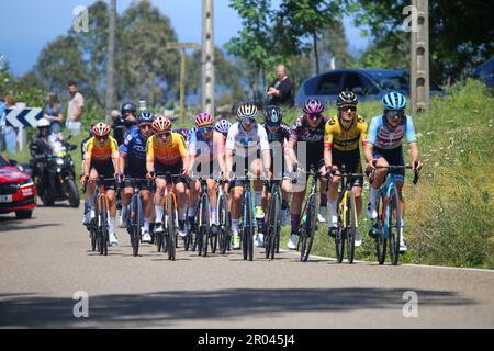 Solorzano, Spanien, 06. Mai 2023: Das Hauptpeloton, das Elizabeth Deignan (Trek - Segafredo, R) während der 6. Stufe der LaVuelta von Carrefour 2023 zwischen Castro-Urdiales und Laredo gezogen hat, am 06. Mai 2023 in Solorzano, Spanien. Kredit: Alberto Brevers / Alamy Live News Stockfoto