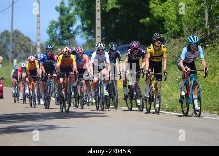 Solorzano, Spanien, 06. Mai 2023: Das Hauptpeloton, das Elizabeth Deignan (Trek - Segafredo, R) während der 6. Stufe der LaVuelta von Carrefour 2023 zwischen Castro-Urdiales und Laredo gezogen hat, am 06. Mai 2023 in Solorzano, Spanien. Kredit: Alberto Brevers / Alamy Live News Stockfoto