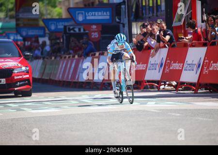 Laredo, Spanien, 06. Mai 2023: Trek - Segafredo-Radfahrer Gaia Realini gewinnt in der 6. Etappe des LaVuelta für Frauen mit Carrefour 2023 zwischen Castro-Urdiales und Laredo am 06. Mai 2023 in Laredo, Spanien. Kredit: Alberto Brevers / Alamy Live News Stockfoto