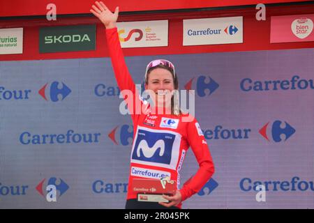 Laredo, Spanien, 06. Mai 2023: Radfahrer des Movistar-Teams Annemiek Van Vleuten auf dem Podium mit dem roten Trikot der allgemeinen Klassifikation während der 6. Stufe des LaVuelta von Carrefour 2023 zwischen Castro-Urdiales und Laredo, am 06. Mai 2023 in Laredo, Spanien. Kredit: Alberto Brevers / Alamy Live News Stockfoto