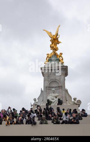 London, Großbritannien. 6. Mai 2023 Die Pressefotografen sind bereit, die perfekte Aufnahme der königlichen Familie zu machen. Menschen aus aller Welt sehen sich die Krönung von König Karl III. Und Königin Camilla am Samstag, den 6. Mai 2023 live auf ihren Fernsehern an. Kredit: Kiki Streitberger / Alamy Live News Stockfoto