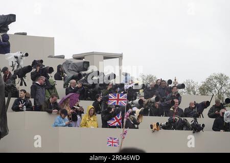 Westminster, London, Großbritannien. 6. Mai 2023. Fotografen aus der ganzen Welt versammeln sich vor dem Buckingham Palace als König Charles III und Königin Camilla, zusammen mit ihrer unmittelbaren Familie und engen Verwandten, treffen sich traditionell auf dem Balkon des Buckingham Palace nach ihrer Krönung in Westminster Abbey. Kredit: Motofoto/Alamy Live News Stockfoto