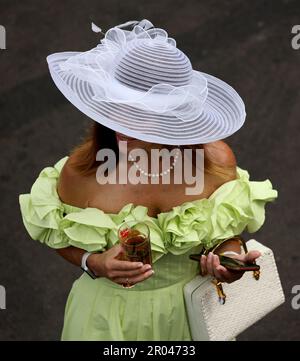 Louisville, Usa. 06. Mai 2023. Ein Fan mit schickem Hut nimmt am Samstag, den 6. Mai 2023, am 149. Lauf des Kentucky Derby in den Churchill Downs in Louisville, Kentucky Teil. Foto: Mark Abraham/UPI Credit: UPI/Alamy Live News Stockfoto