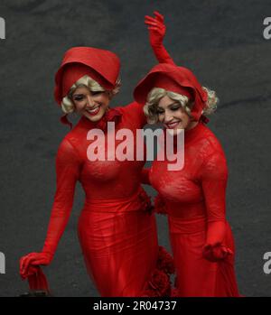 Louisville, Usa. 06. Mai 2023. Zwei teuflische Rennfans besuchen das 149.-Lauf des Kentucky Derby in Churchill Downs in Louisville, Kentucky, am Samstag, den 6. Mai 2023. Foto: Mark Abraham/UPI Credit: UPI/Alamy Live News Stockfoto