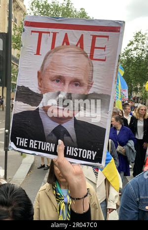 Paris, Frankreich. 06. Mai 2023. Demonstranten halten ukrainische Flaggen während einer Demonstration gegen Russlands Invasion der Ukraine am Samstag, den 6. Mai 2023 in Paris. Die in Frankreich lebenden Ukrainer gehen regelmäßig auf die Straße, um an Anti-Kriegs-Kundgebungen teilzunehmen, die sich auf der ganzen Welt ausbreiten, während Russlands Truppen auf die Hauptstadt der Ukraine drängten. Foto: Maya Vidon-White/UPI Kredit: UPI/Alamy Live News Stockfoto