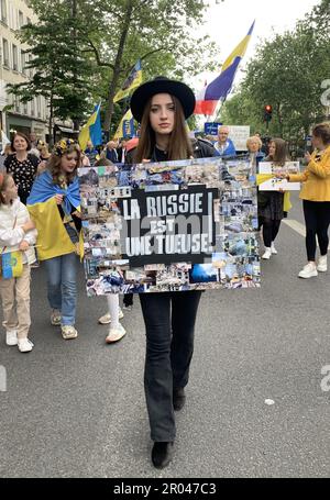 Paris, Frankreich. 06. Mai 2023. Demonstranten halten ukrainische Flaggen während einer Demonstration gegen Russlands Invasion der Ukraine am Samstag, den 6. Mai 2023 in Paris. Die in Frankreich lebenden Ukrainer gehen regelmäßig auf die Straße, um an Anti-Kriegs-Kundgebungen teilzunehmen, die sich auf der ganzen Welt ausbreiten, während Russlands Truppen auf die Hauptstadt der Ukraine drängten. Foto: Maya Vidon-White/UPI Kredit: UPI/Alamy Live News Stockfoto