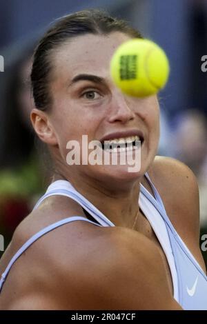 Madrid, Spanien. 06. Mai 2023. Aryna Sabalenka aus Belarus sieht den Ball, wenn sie am Samstag, den 6. Mai, während des Finales der 2023 Mutua Madrid Open im Caja Magica-Stadion in Madrid, Spanien, einen Schuss auf die IGA Swiatek aus Polen zurückgibt. 2023. Foto: Paul Hanna/UPI Credit: UPI/Alamy Live News Stockfoto