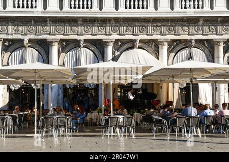 Außenansicht des berühmten Caffè Florian, das 1720 am Markusplatz, einem der ältesten Kaffeehäuser der Welt, Venedig, Veneto, Italien, errichtet wurde Stockfoto