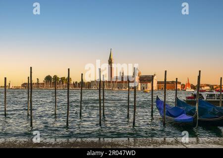 Blick auf das Markusbecken vom Ufer der Riva degli Schiavoni mit der Insel San Giorgio Maggiore bei Sonnenuntergang, Venedig, Veneto, Italien Stockfoto