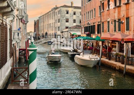 Rio di San Lorenzo Kanal mit Restaurants am Wasser bei Sonnenuntergang, Venedig, Veneto, Italien Stockfoto