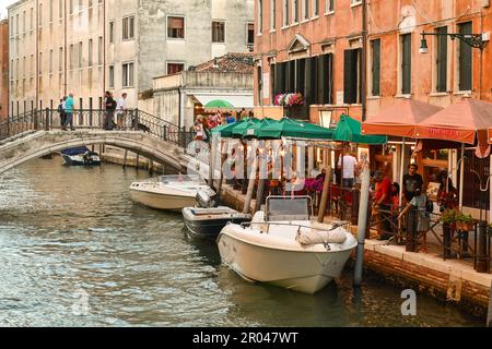 Rio von San Lorenzo mit Touristen in Restaurants am Wasser zum Abendessen im Sommer, Venedig, Veneto, Italien Stockfoto