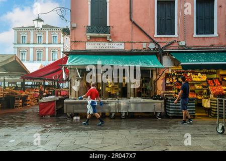 Der Rialto-Markt in Campo della Pescheria mit Lebensmitteln und Fisch steht im Sommer, Sestiere von San Polo, Venedig, Veneto, Italien Stockfoto