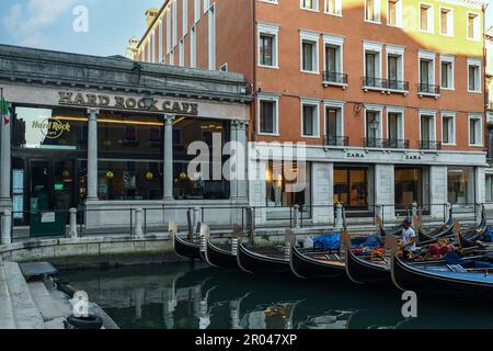 Gondeln im Orseolo Basin vor dem Hard Rock Cafè Restaurant, Markusviertel, Venedig, Veneto, Italien Stockfoto