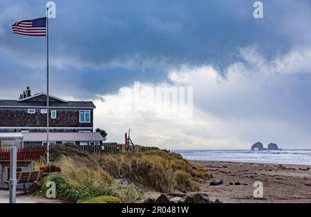 Pacific City, Oregon, USA - 28. November 2022: Blick auf Felsformationen und die Küste von Pacific City am Cape Kiwanda. Stockfoto