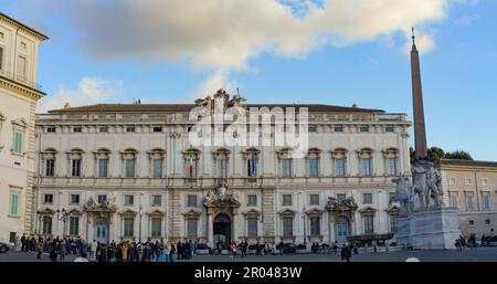 Piazza del Quirinale mit dem Quirinalpalast und dem Brunnen von Dioscuri, Rom, Latium, Italien. Stockfoto