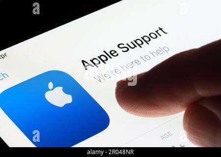 Apple Support App wird im App Store auf dem Bildschirm des ipads angezeigt und zeigt mit unscharfen Fingern darauf. Selektiver Fokus. Stafford, Großbritannien, 6. Mai 2023 Stockfoto
