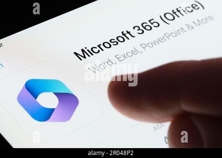 Microsoft 365 Office-App im App Store auf dem iPad-Bildschirm angezeigt und unscharf mit dem Finger darauf gezeigt. Selektiver Fokus. Stafford, Vereinigtes Königreich, Mai 6, Stockfoto