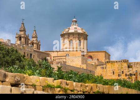 Blick auf die alte Mdina-Straße mit Balkonen im traditionellen maltesischen Stil, Mdina-Stadt - alte Hauptstadt von Malta Stockfoto