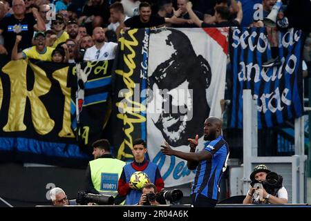 Rom, Italien. 06. Mai 2023. Romelu Lukaku vom FC Internazionale feiert das Spiel der Serie A zwischen Roma und dem FC Internazionale im Olympiastadion von Rom, Rom, Italien, am 6. Mai 2023. FC Internazionale besiegte Roma 2-0. Kredit: Riccardo De Luca - Update Images/Alamy Live News Stockfoto