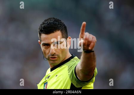 Rom, Italien. 06. Mai 2023. Schiedsrichter Fabio Maresca Gesten während des Fußballspiels der Serie A zwischen Rom und dem FC Internazionale im Olympiastadion in Rom, Rom, Italien, am 6. Mai 2023. FC Internazionale besiegte Roma 2-0. Kredit: Riccardo De Luca - Update Images/Alamy Live News Stockfoto