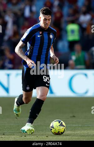 Rom, Italien. 06. Mai 2023. Alessandro Bastoni vom FC Internazionale in Aktion während des Fußballspiels der Serie A zwischen Roma und dem FC Internazionale im Olympiastadion in Rom, Rom, Italien, am 6. Mai 2023. FC Internazionale besiegte Roma 2-0. Kredit: Riccardo De Luca - Update Images/Alamy Live News Stockfoto