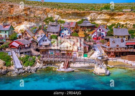 Malta, Il-Mellieha. Blick auf das berühmte Popeye Dorf Mellieha und die Bucht an einem sonnigen Tag Stockfoto