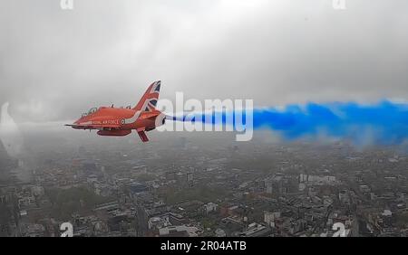 London, Großbritannien. 06. Mai 2023. Nach der Krönungszeremonie von König Karl III. Und Königin Camilla am 6. Mai 2023 in London, England, fliegen die Roten Pfeile über London. Foto von Red Arrows/UPI Credit: UPI/Alamy Live News Stockfoto