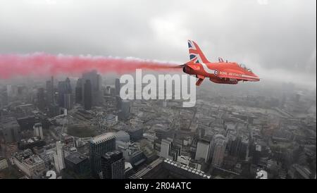 London, Großbritannien. 06. Mai 2023. Nach der Krönungszeremonie von König Karl III. Und Königin Camilla am 6. Mai 2023 in London, England, fliegen die Roten Pfeile über London. Foto von Red Arrows/UPI Credit: UPI/Alamy Live News Stockfoto