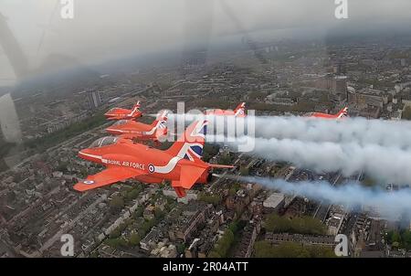 London, Großbritannien. 06. Mai 2023. Nach der Krönungszeremonie von König Karl III. Und Königin Camilla am 6. Mai 2023 in London, England, fliegen die Roten Pfeile über London. Foto von Red Arrows/UPI Credit: UPI/Alamy Live News Stockfoto