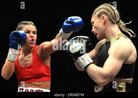 Kirstie Bavington (links) in Aktion gegen Lauren Price im ersten Kampf der britischen Frauengewichtsmeisterschaft in der Resorts World Arena, Birmingham. Foto: Samstag, 6. Mai 2023. Stockfoto