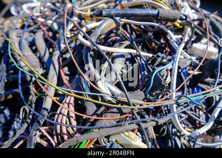 Ein Haufen Elektrokabel von alten Autos auf einem Schrottplatz. Recycling. Stockfoto