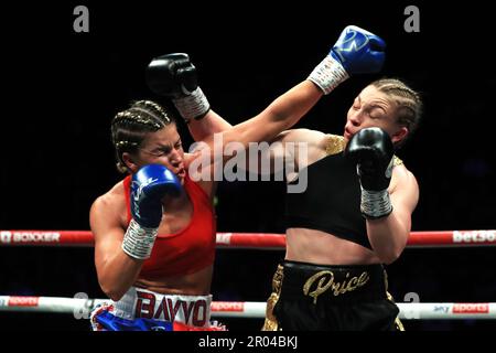 Kirstie Bavington (links) in Aktion gegen Lauren Price im ersten Kampf der britischen Frauengewichtsmeisterschaft in der Resorts World Arena, Birmingham. Foto: Samstag, 6. Mai 2023. Stockfoto