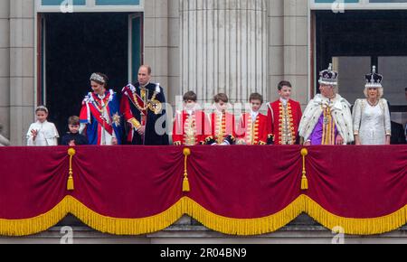 London, England, Großbritannien. 6. Mai 2023. (Von links nach rechts) Prinzessin CHARLOTTE, Prinzessin von Wales CATHERINE, Prinz LOUIS, Prinz von Wales WILLIAM, König Karl III. Und Königin CAMILLA auf dem Balkon des Buckingham Palace nach der Krönung von König Karl III. Und Königin Camilla. (Kreditbild: © Tayfun Salci/ZUMA Press Wire) NUR REDAKTIONELLE VERWENDUNG! Nicht für den kommerziellen GEBRAUCH! Stockfoto