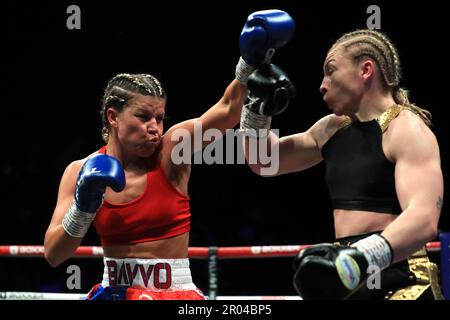 Kirstie Bavington (links) in Aktion gegen Lauren Price im ersten Kampf der britischen Frauengewichtsmeisterschaft in der Resorts World Arena, Birmingham. Foto: Samstag, 6. Mai 2023. Stockfoto