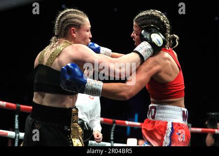Lauren Price (links) schlägt Kirstie Bavington im ersten Kampf der ...
