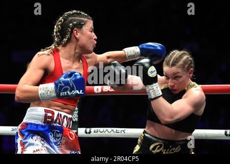 Kirstie Bavington (links) in Aktion gegen Lauren Price im ersten Kampf der britischen Frauengewichtsmeisterschaft in der Resorts World Arena, Birmingham. Foto: Samstag, 6. Mai 2023. Stockfoto