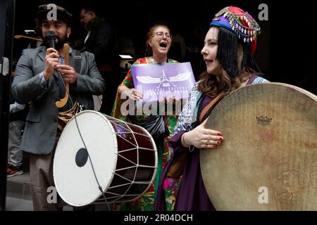 UN défilé en Kostüme traditionnels était organisé pour débuter Cette semaine du Festival culturel Kurde Paris dans le 10ème Arrondissement Stockfoto