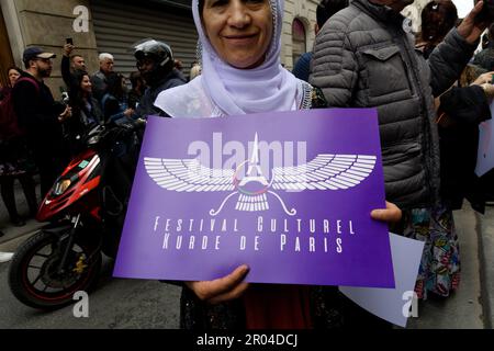 UN défilé en Kostüme traditionnels était organisé pour débuter Cette semaine du Festival culturel Kurde Paris dans le 10ème Arrondissement Stockfoto