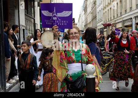 UN défilé en Kostüme traditionnels était organisé pour débuter Cette semaine du Festival culturel Kurde Paris dans le 10ème Arrondissement Stockfoto