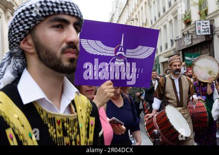 UN défilé en Kostüme traditionnels était organisé pour débuter Cette semaine du Festival culturel Kurde Paris dans le 10ème Arrondissement Stockfoto