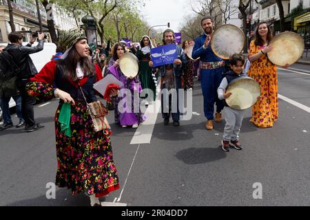 UN défilé en Kostüme traditionnels était organisé pour débuter Cette semaine du Festival culturel Kurde Paris dans le 10ème Arrondissement Stockfoto