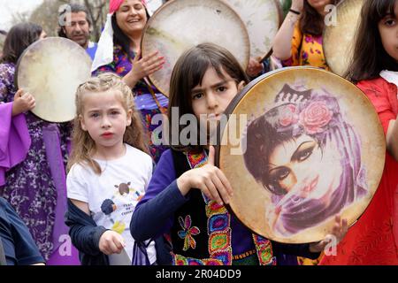 UN défilé en Kostüme traditionnels était organisé pour débuter Cette semaine du Festival culturel Kurde Paris dans le 10ème Arrondissement Stockfoto