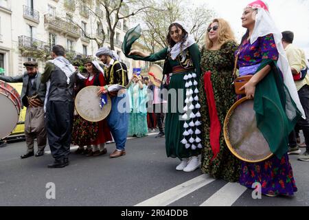 UN défilé en Kostüme traditionnels était organisé pour débuter Cette semaine du Festival culturel Kurde Paris dans le 10ème Arrondissement Stockfoto