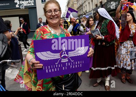 UN défilé en Kostüme traditionnels était organisé pour débuter Cette semaine du Festival culturel Kurde Paris dans le 10ème Arrondissement Stockfoto