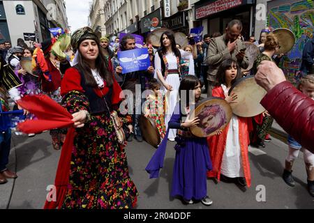 UN défilé en Kostüme traditionnels était organisé pour débuter Cette semaine du Festival culturel Kurde Paris dans le 10ème Arrondissement Stockfoto