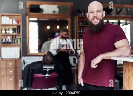 Waren die besten Friseure in der Stadt. Porträt eines hübschen jungen Friseurs, der sich in seinem Friseursalon posiert. Stockfoto