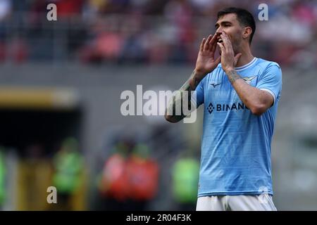 Mailand, Italien. 06. Mai 2023. Alessio Romagnoli von SS Lazio Gesten während des Spiels der Serie A zwischen AC Mailand und SS Lazio im Stadio Giuseppe Meazza am 6. Mai 2023 in Mailand, Italien. Kredit: Marco Canoniero/Alamy Live News Stockfoto