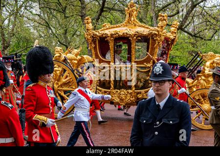 London, Großbritannien. 6. Mai 2023. König Charles III. Und Königin Camilla kehren entlang der Mall zum Buckingham Palace im Gold State Coach nach der Krönung zurück. Kredit: Grant Rooney/Alamy Live News Stockfoto