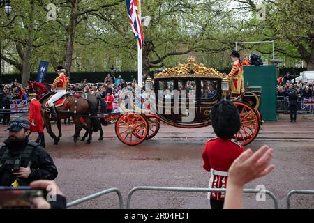 London, Großbritannien. 6. Mai 2023 Prinzessin Charlotte winkt bei der Krönungsprozession zur Krönung ihres Garndvaters König Karl III. Und Königin Camilla am Samstag, den 6. Mai 2023. Kredit: Kiki Streitberger / Alamy Live News Stockfoto